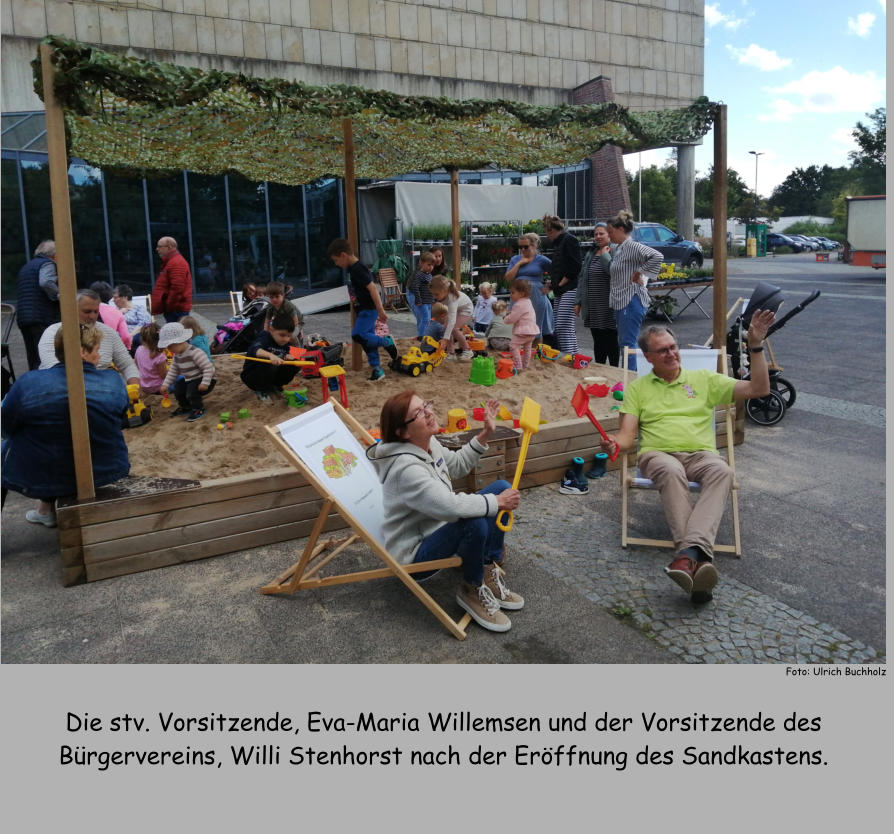 Foto: Ulrich Buchholz Die stv. Vorsitzende, Eva-Maria Willemsen und der Vorsitzende des Brgervereins, Willi Stenhorst nach der Erffnung des Sandkastens.
